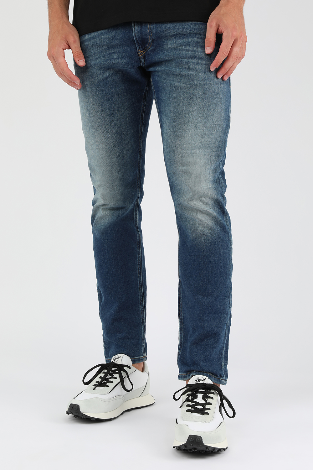 תמונת כל הלוק של נעלי סניקרס בלבן אפור ושחור